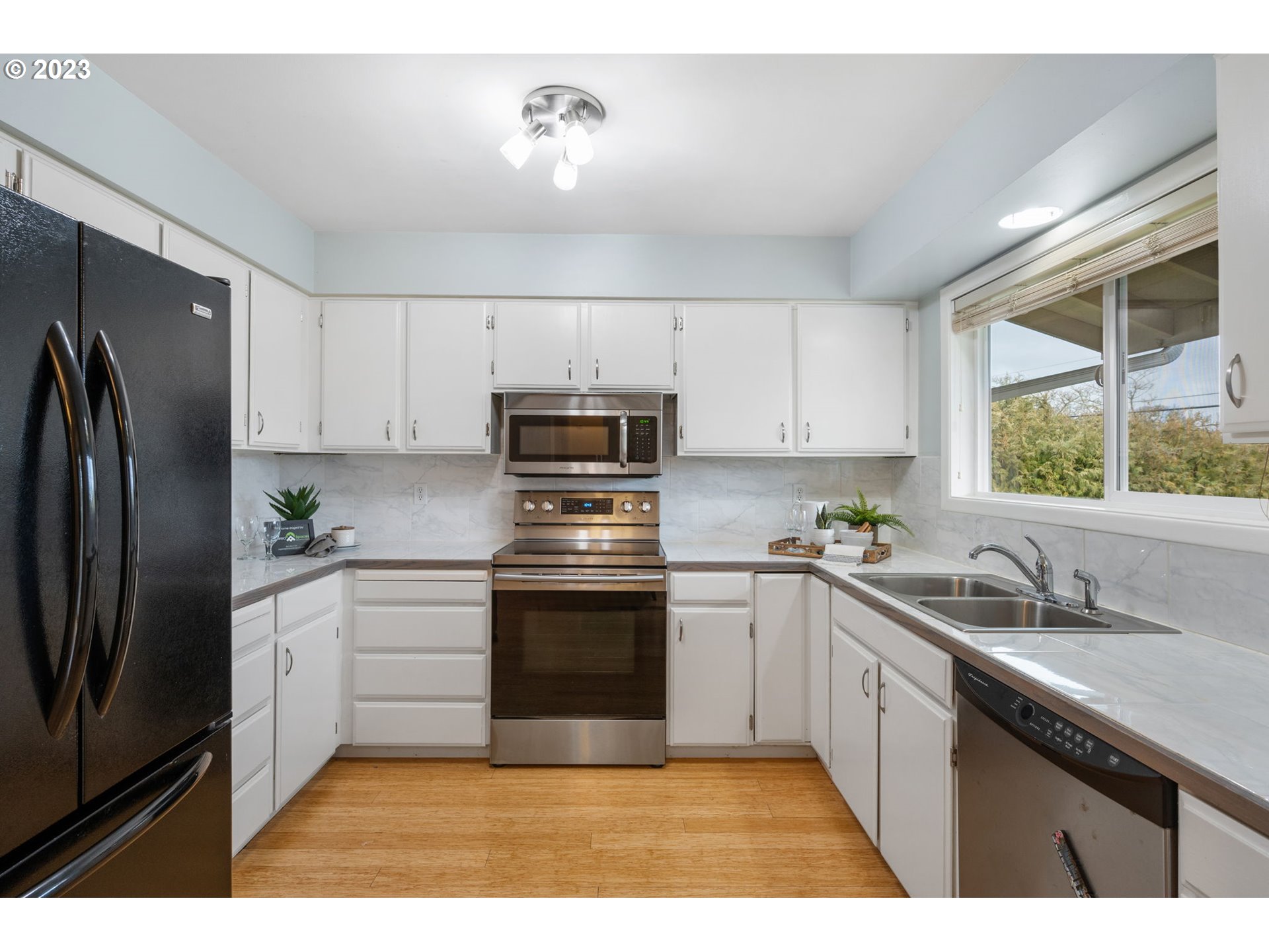 4750 Southeast Robin Road Milwaukie, OR 97267 - Photo 8 of 32 Kitchen