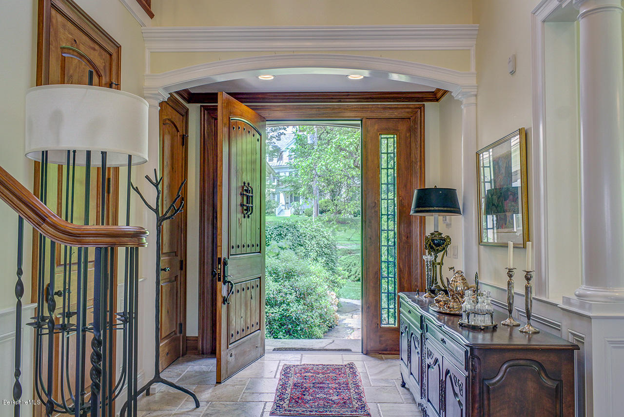 91 Round Hill Road Northampton, MA 01060 - Photo 3 of 21 Foyer