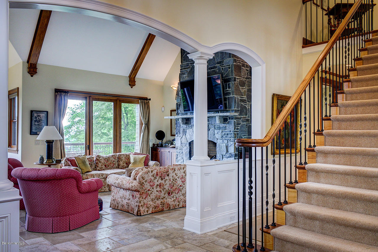 91 Round Hill Road Northampton, MA 01060 - Photo 4 of 21 Living room