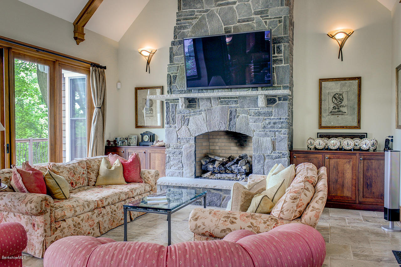 91 Round Hill Road Northampton, MA 01060 - Photo 5 of 21 Living room