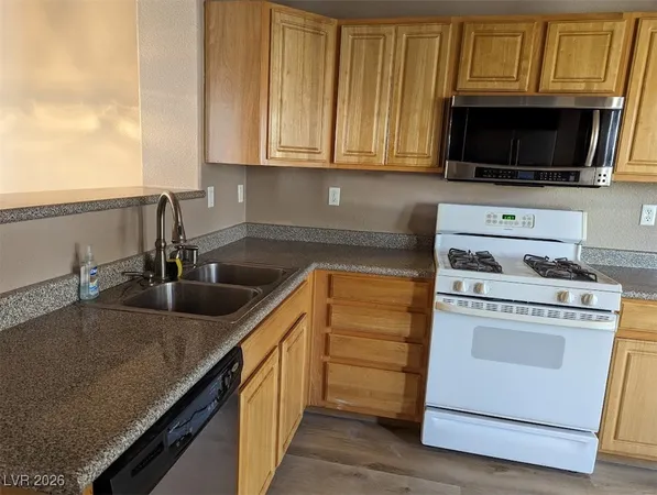 $1,530 | 3925 Lazy Pine Street, Unit 201, Las Vegas, NV 89108