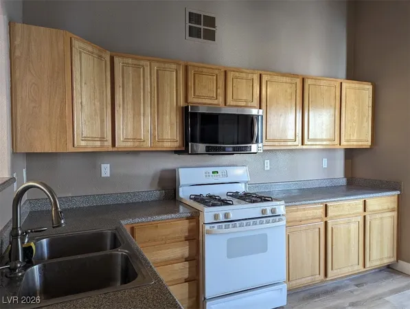 $1,530 | 3925 Lazy Pine Street, Unit 201, Las Vegas, NV 89108