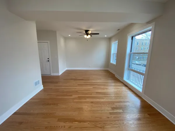$3,695 | 1055 West Pratt Boulevard, Unit 2A, Chicago, IL 60626