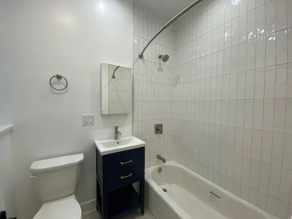 $3,695 | 1055 West Pratt Boulevard, Unit 2A, Chicago, IL 60626