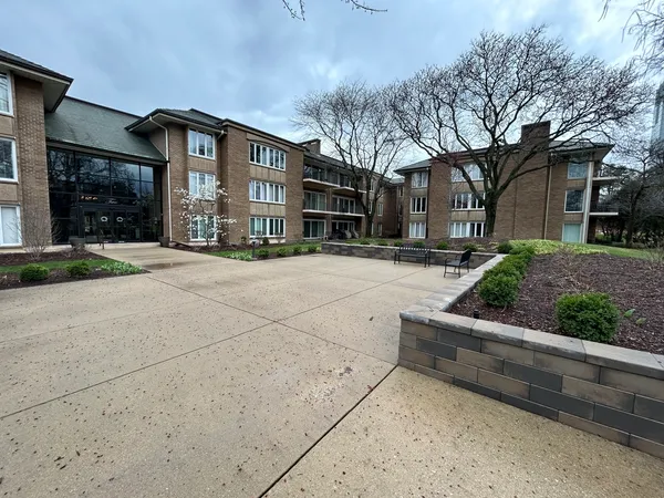 $689,900 | 2 Oak Brook Club Drive, Unit B111, Oak Brook, IL 60523