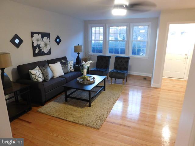 359 Whitfield Road Baltimore, MD 21228 - Photo 3 of 21 Living Room