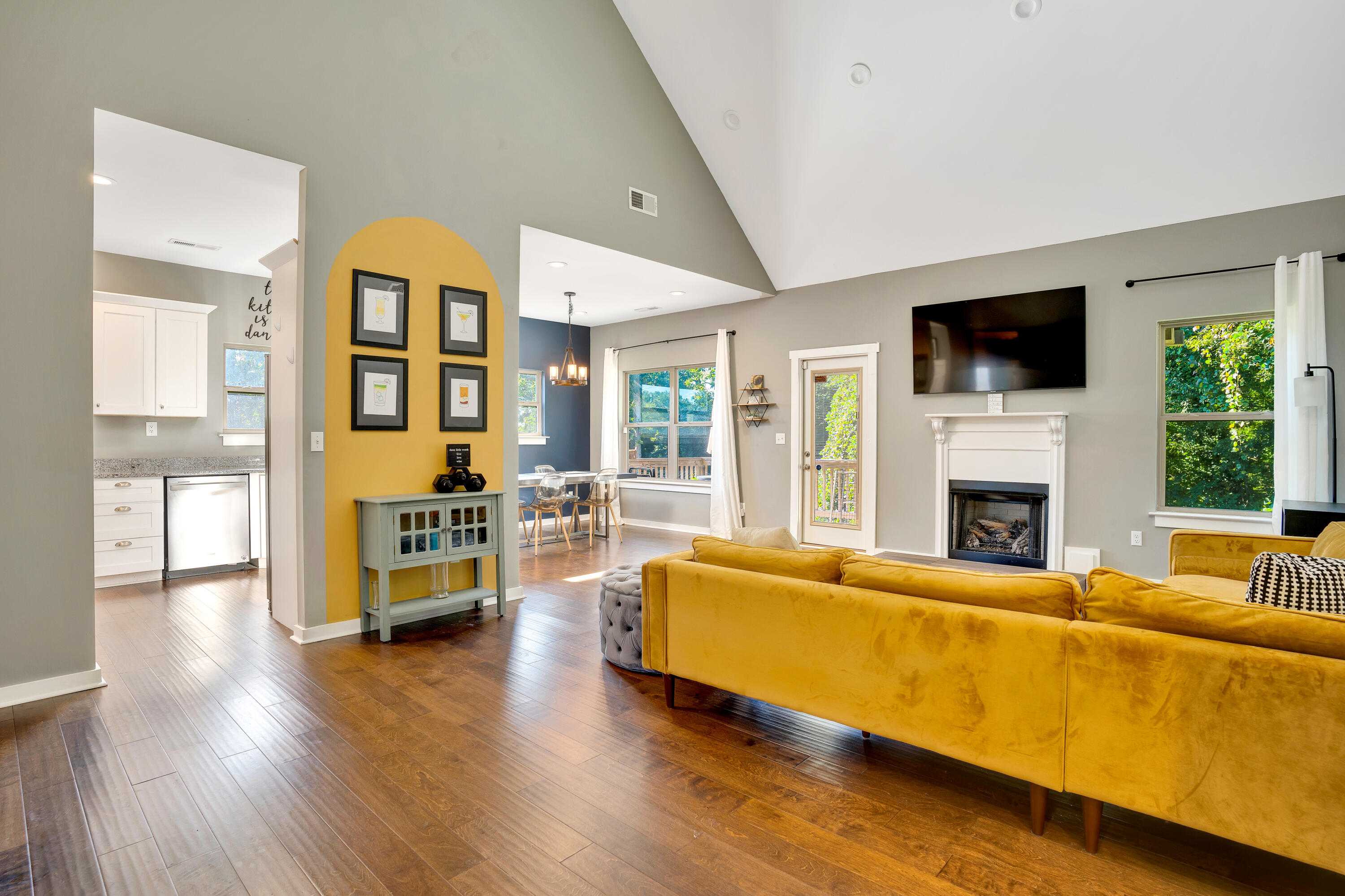 4010 Rogers Road Chattanooga, TN 37411 - Photo 6 of 33 Living Room