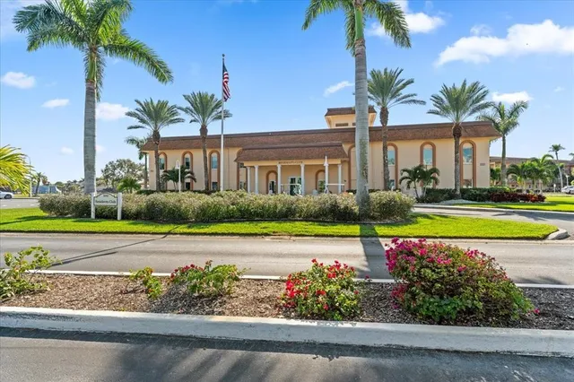 $349,990 | 4900 Brittany Drive South, Unit 812, St. Petersburg, FL 33715