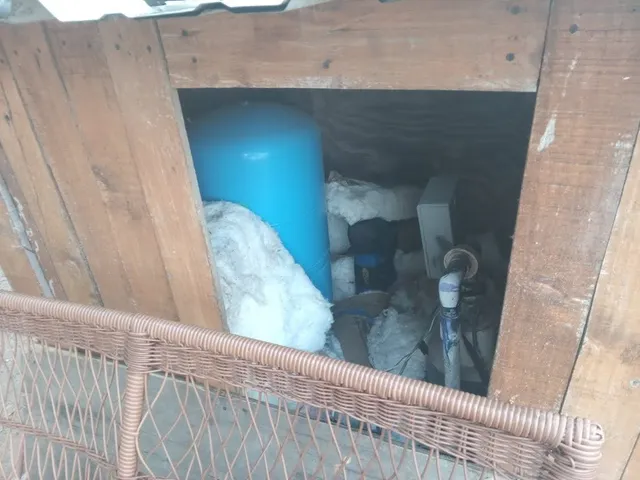 a view of backyard of the house