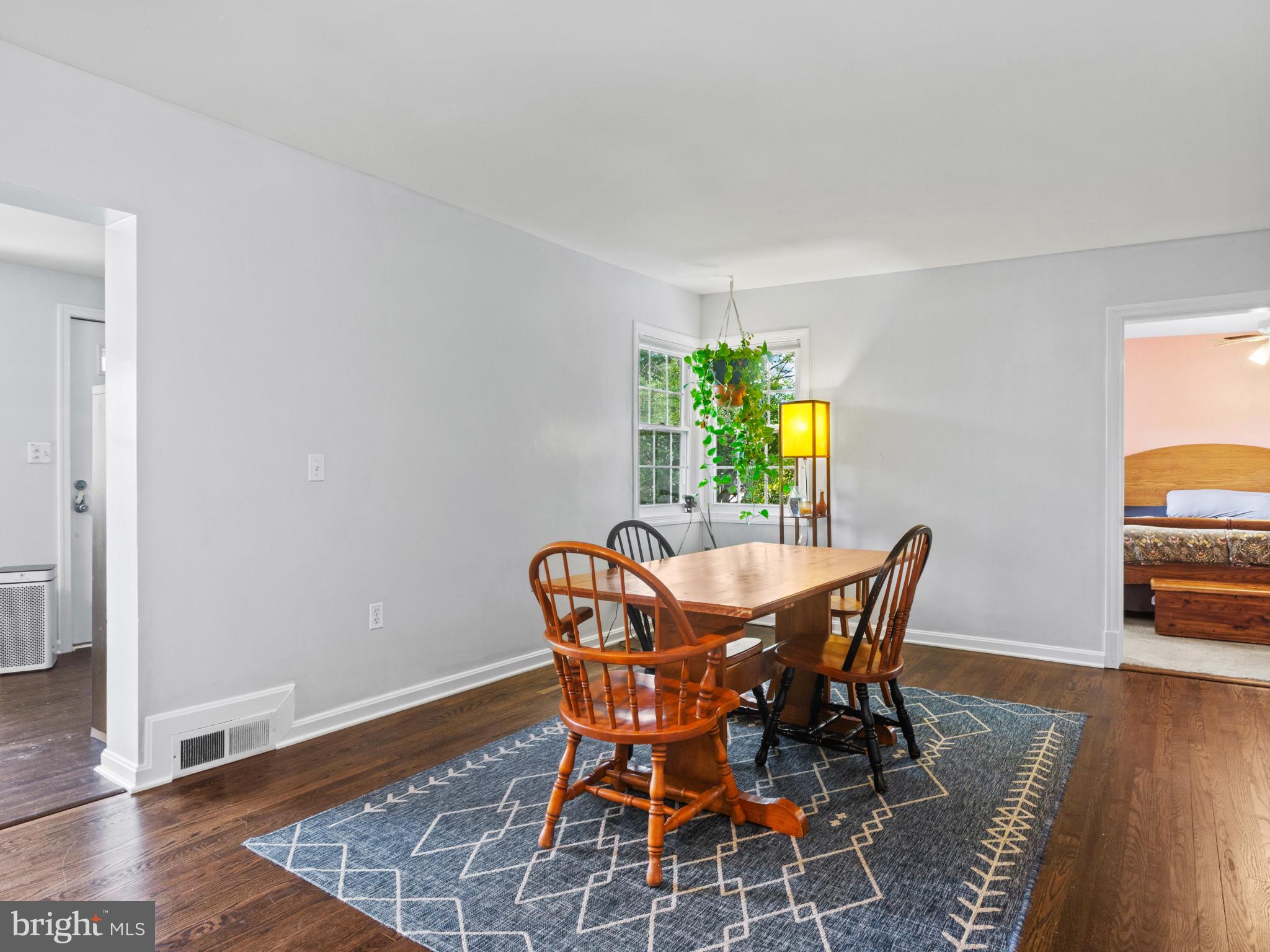 130 Southdown Road Edgewater, MD 21037 - Photo 11 of 37 Dining room