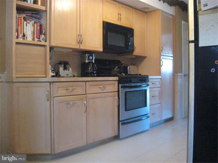 15071 London Road Philadelphia, PA 19116 - Photo 13 of 25 Kitchen