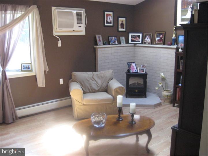 15071 London Road Philadelphia, PA 19116 - Photo 15 of 25 Family Room