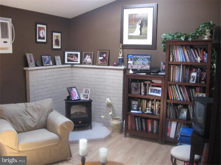 15071 London Road Philadelphia, PA 19116 - Photo 17 of 25 Family Room