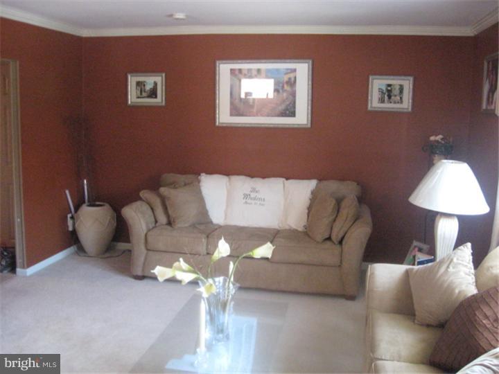 15071 London Road Philadelphia, PA 19116 - Photo 18 of 25 Living Room