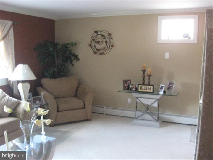 15071 London Road Philadelphia, PA 19116 - Photo 19 of 25 Living Room