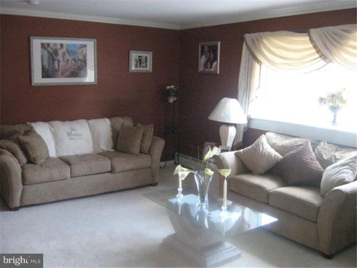 15071 London Road Philadelphia, PA 19116 - Photo 20 of 25 Living Room