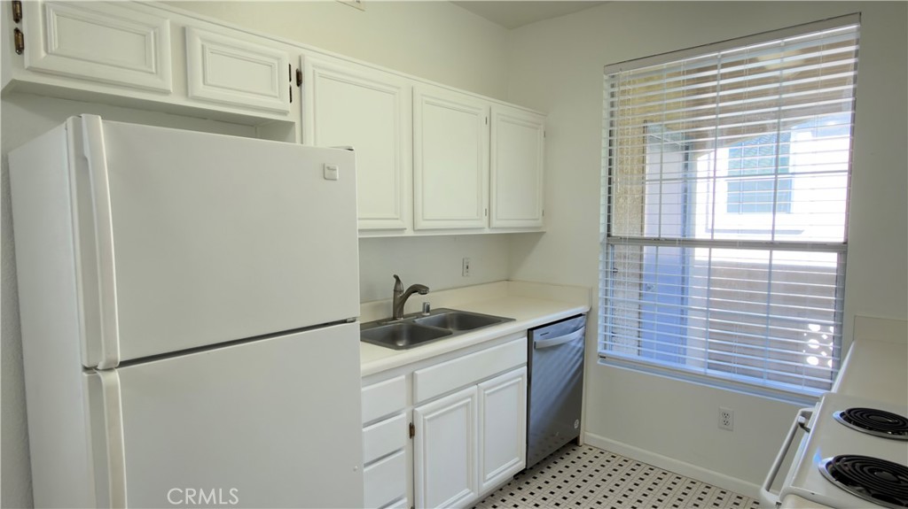 375 Central, Unit 124 Riverside, CA 92507 - Photo 5 of 33 Kitchen