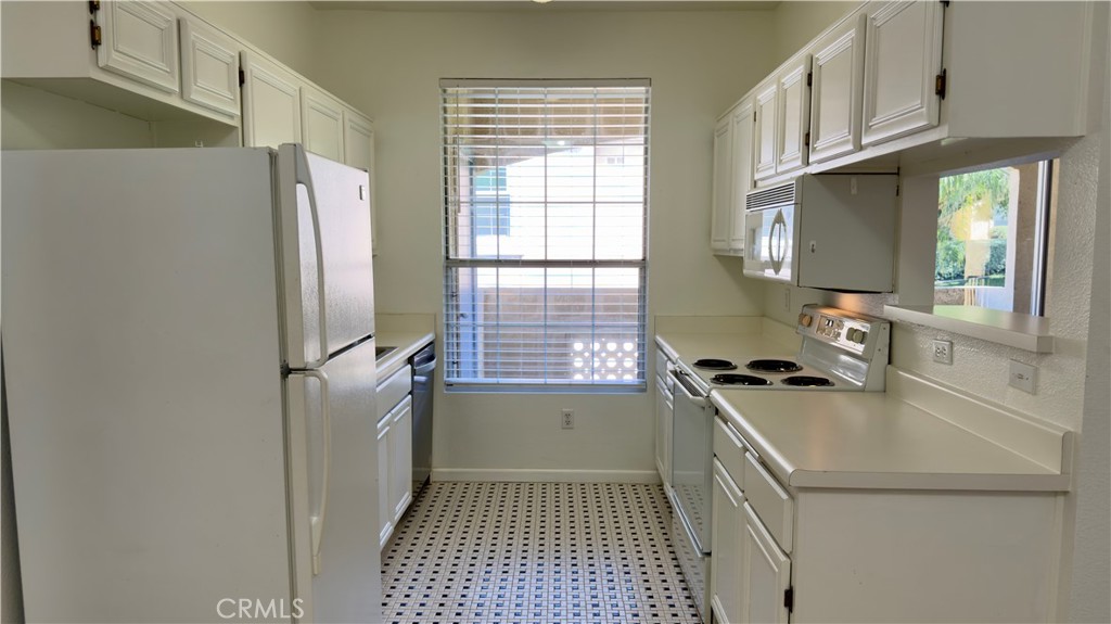 375 Central, Unit 124 Riverside, CA 92507 - Photo 7 of 33 Kitchen