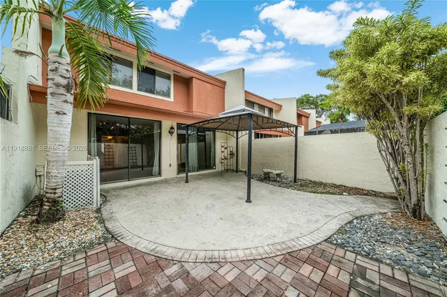 a view of a house with backyard