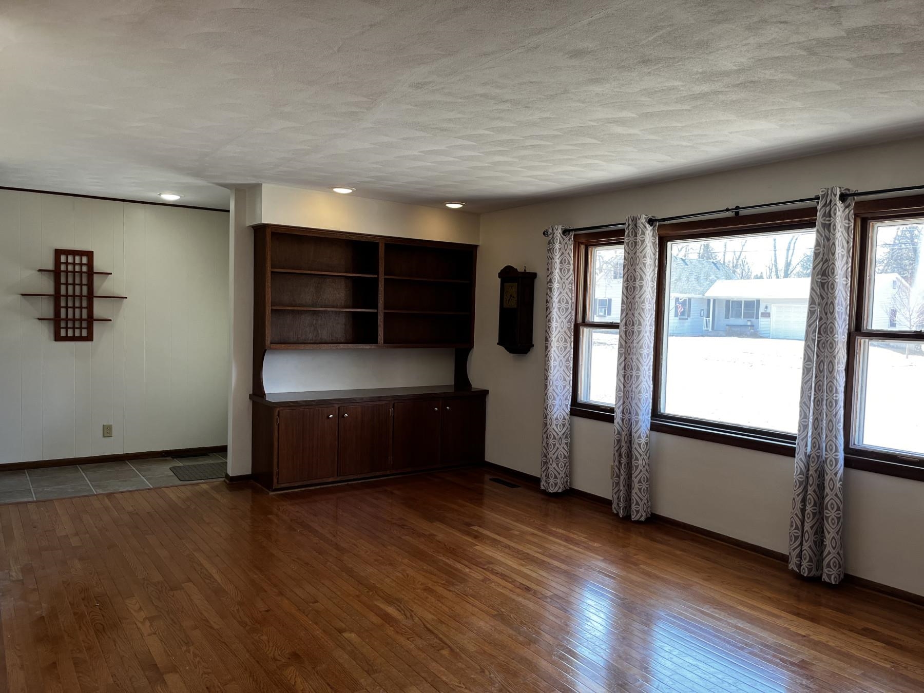 1869 North Ridge Drive Freeport, IL 61032 - Photo 4 of 30 Gallery Image 4
