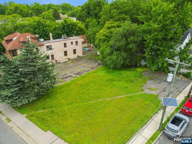 a view of a tennis court