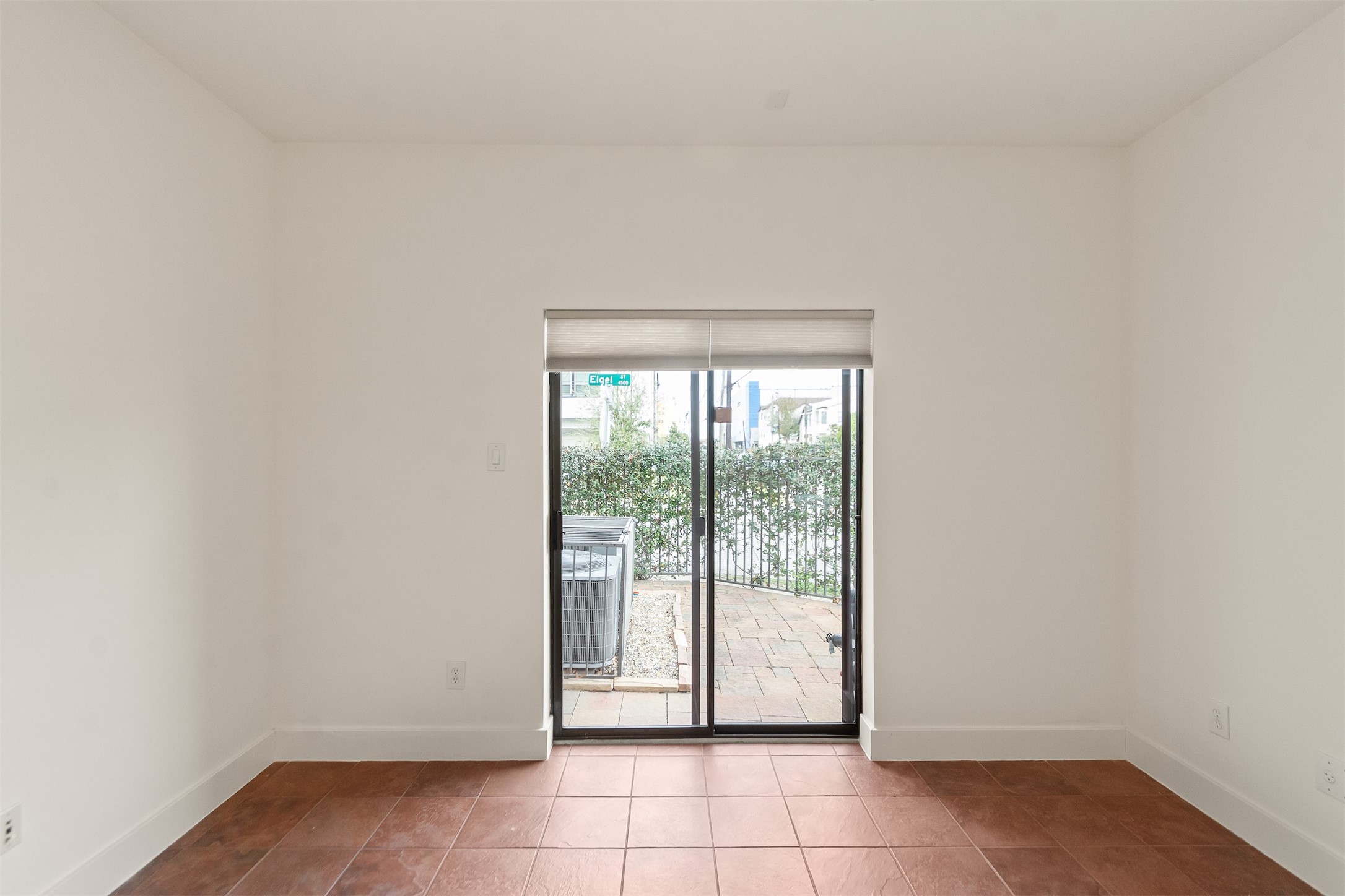 4501 Eigel Street, Unit A Houston, TX 77007 - Photo 23 of 38 First floor bedroom has access to the private patio.