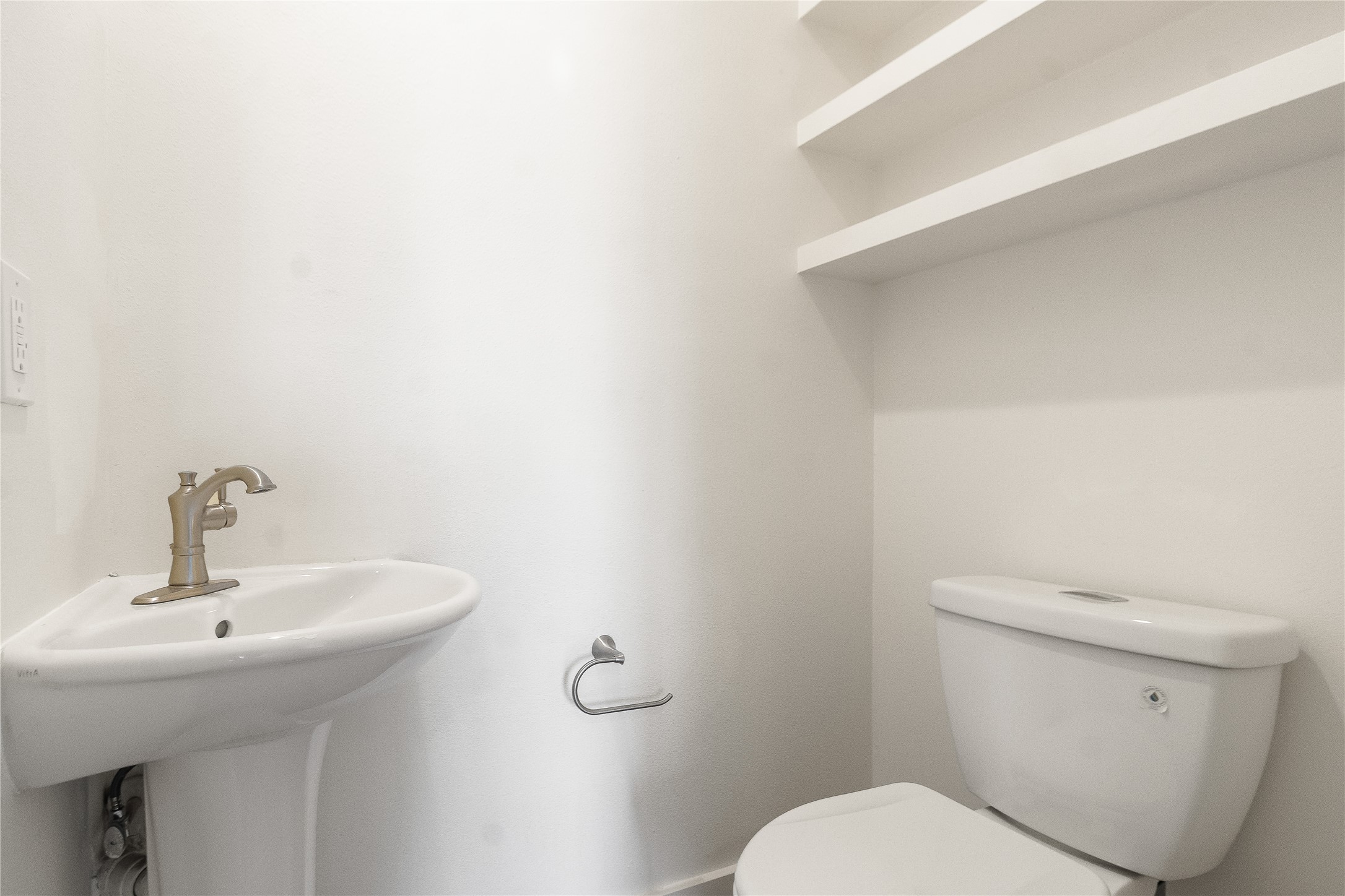 4501 Eigel Street, Unit A Houston, TX 77007 - Photo 25 of 38 Separate toilet room in the first floor bedroom that's convenient for guests.