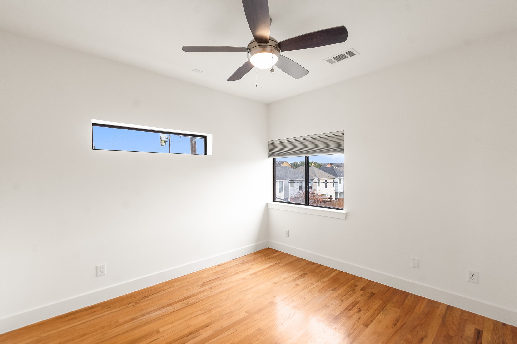 4501 Eigel Street, Unit A Houston, TX 77007 - Photo 26 of 38 Secondary bedroom located on the third floor.