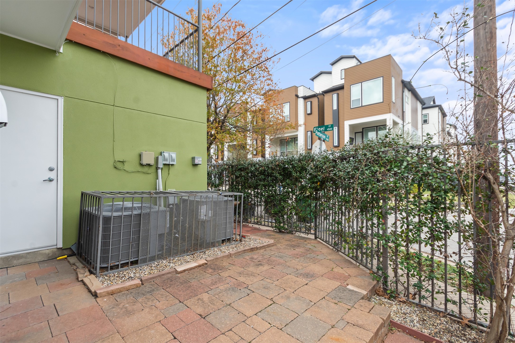 4501 Eigel Street, Unit A Houston, TX 77007 - Photo 31 of 38 Access the private patio from the garage or the first floor bedroom.