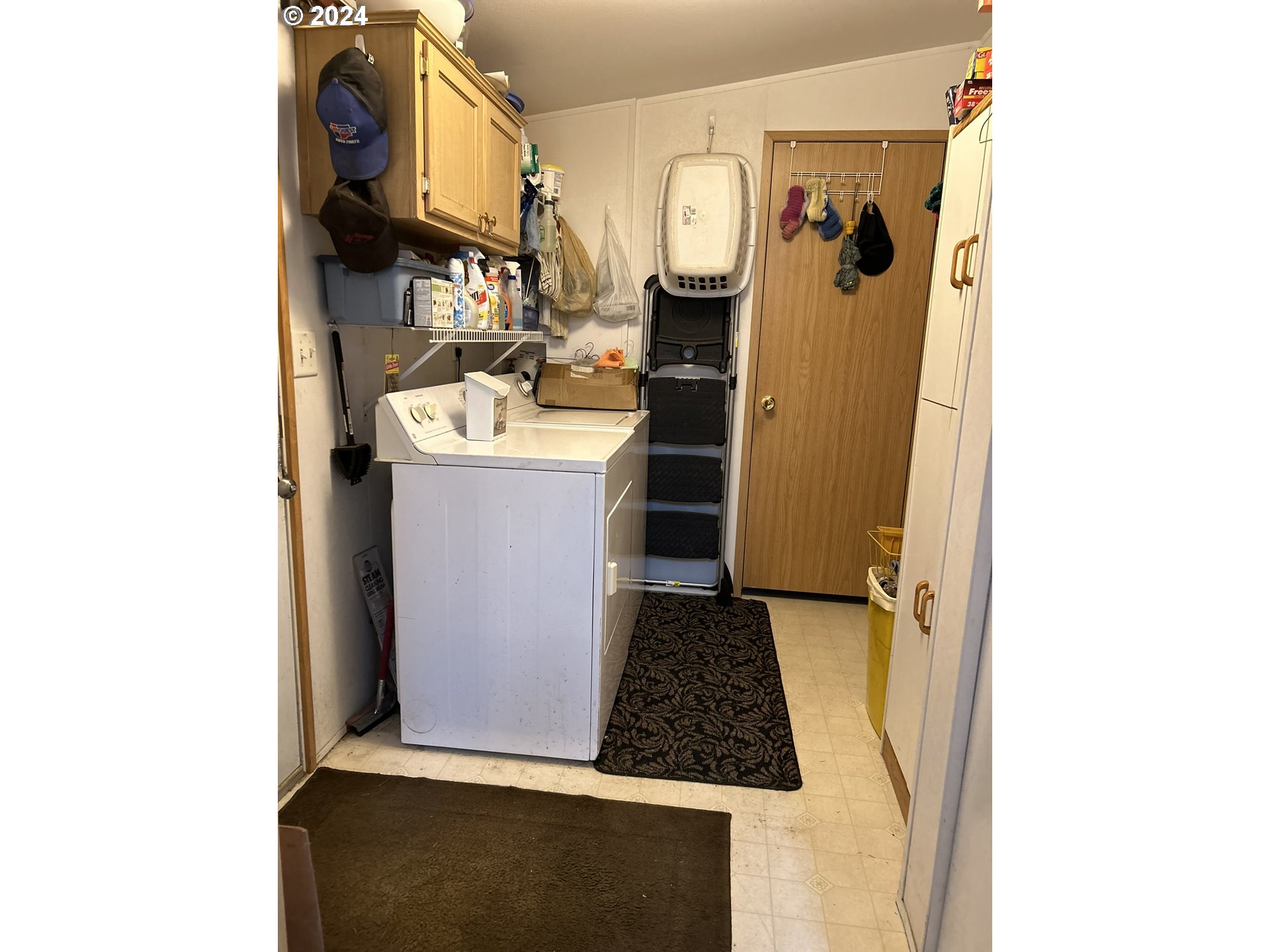5391 Buckskin Bob Road Florence, OR 97439 - Photo 21 of 42 a utility room with dryer and washer