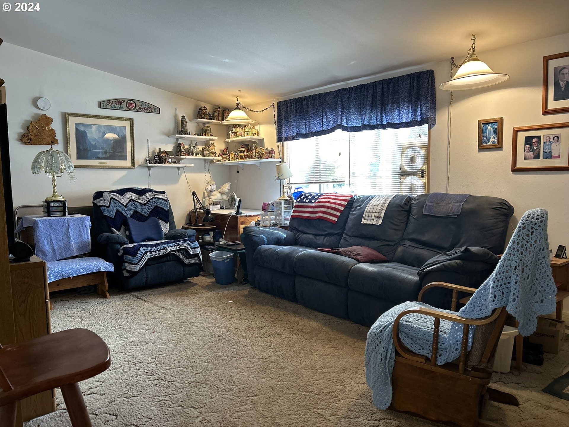 5391 Buckskin Bob Road Florence, OR 97439 - Photo 8 of 42 a living room with furniture