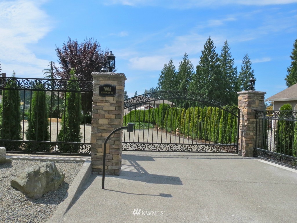 7008 Vandermark Road East Bonney Lake, WA 98391 - Photo 3 of 24