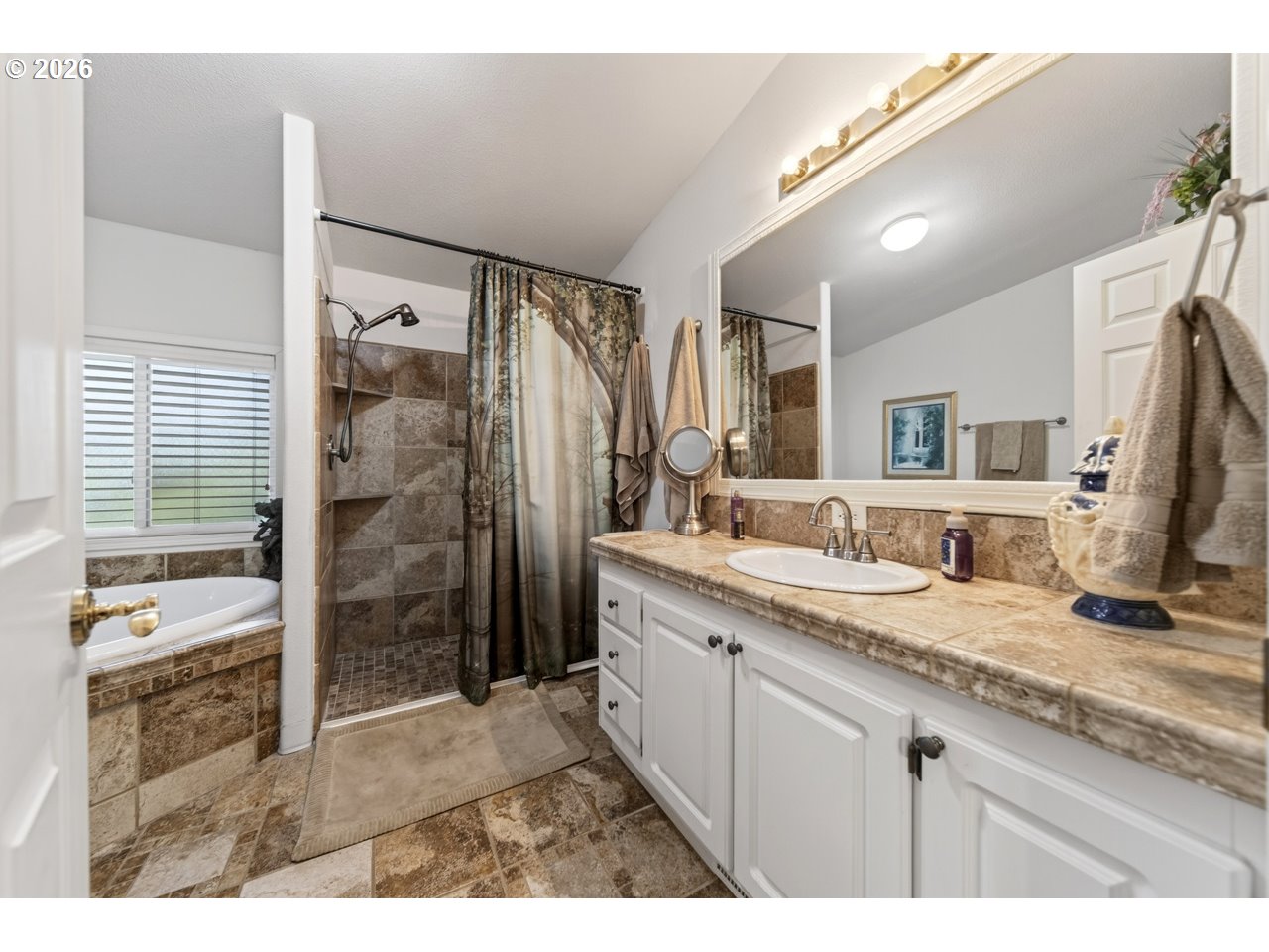 83239 North Pioneer Road Florence, OR 97439 - Photo 22 of 48 En Suite Bathroom