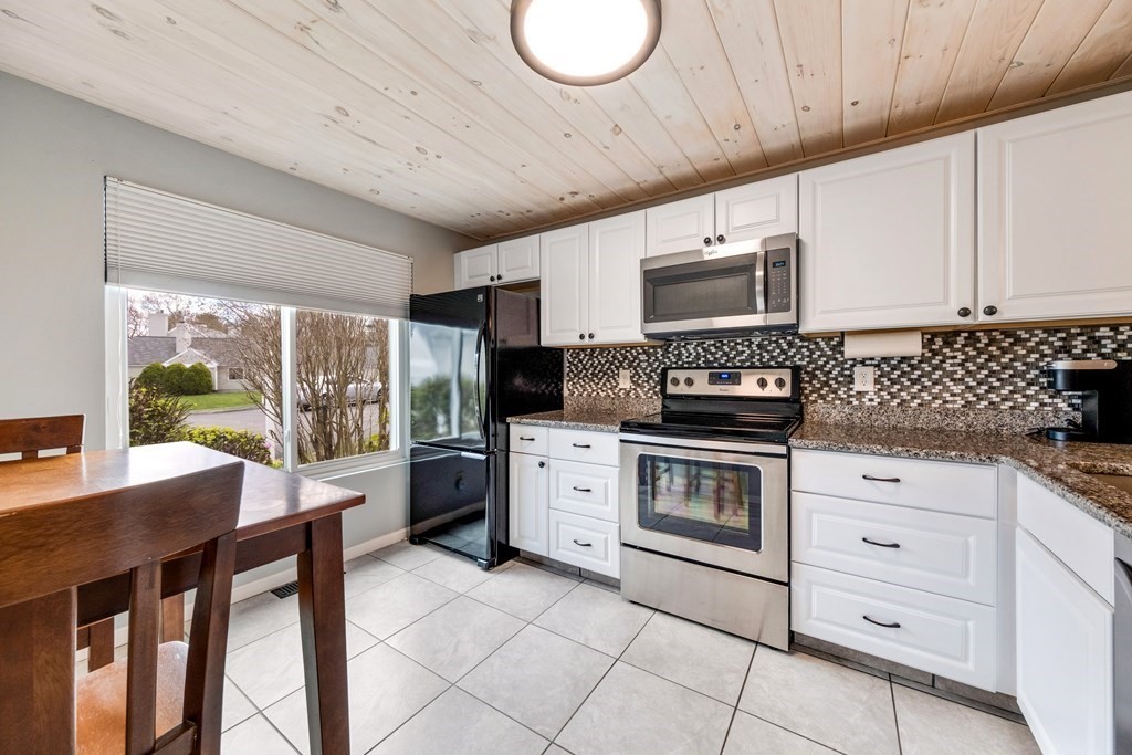 55 Stone Ridge Road, Unit 55 Franklin, MA 02038 - Photo 3 of 27 a kitchen with a stove a sink and a refrigerator