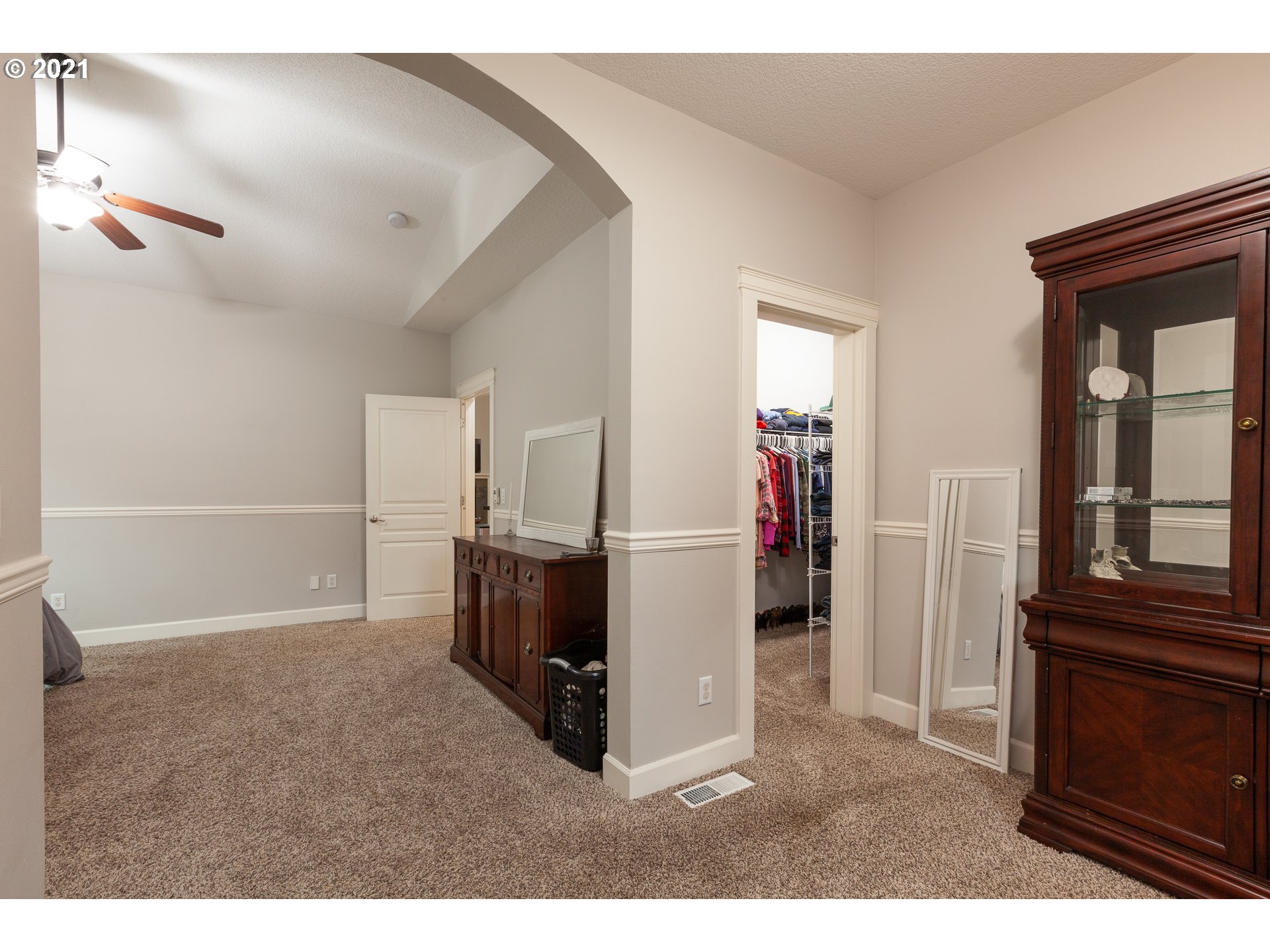 875 Northwest Angel Heights Road Stevenson, WA 98648 - Photo 21 of 32 a view of a livingroom with furniture and an empty room