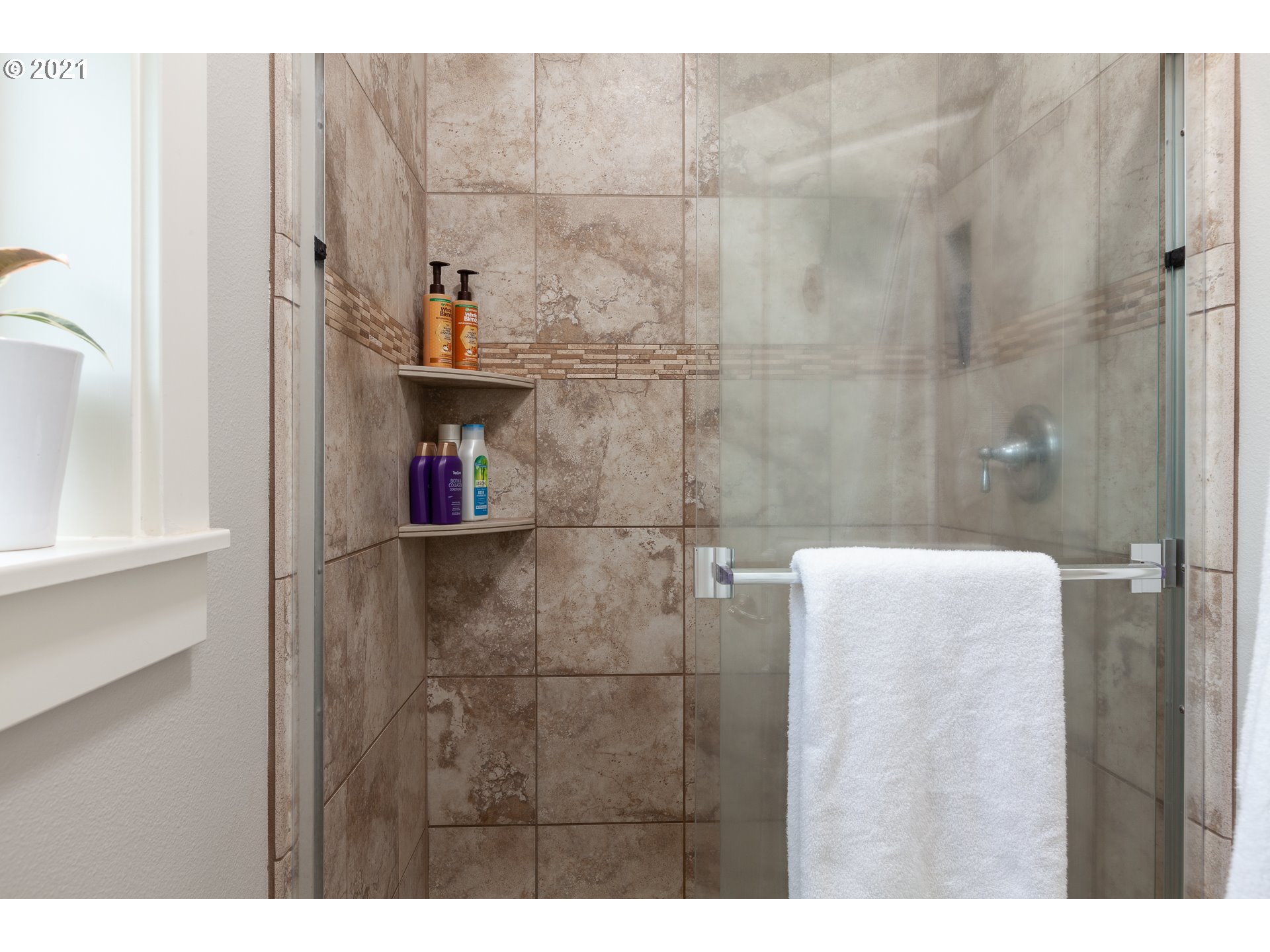 875 Northwest Angel Heights Road Stevenson, WA 98648 - Photo 24 of 32 a bathroom with a shower