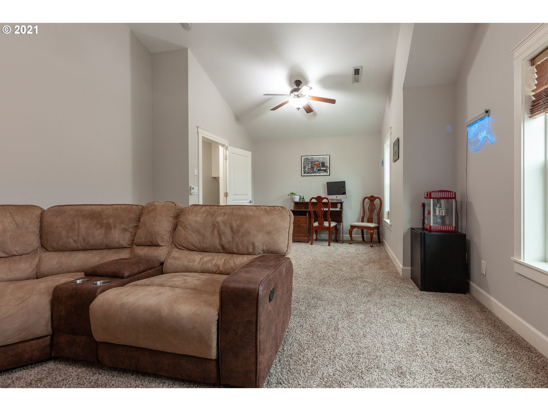 875 Northwest Angel Heights Road Stevenson, WA 98648 - Photo 27 of 32 a living room with furniture and a dining table