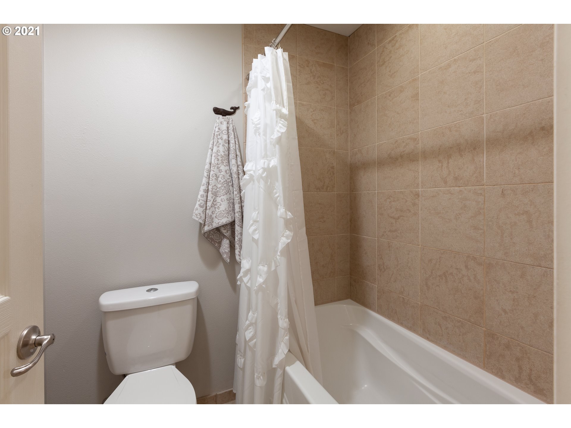 875 Northwest Angel Heights Road Stevenson, WA 98648 - Photo 30 of 32 a bathroom with a toilet and a shower