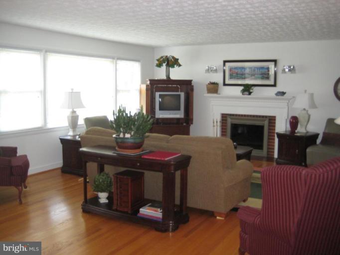 9607 Flower Avenue Silver Spring, MD 20901 - Photo 2 of 24 Living Room