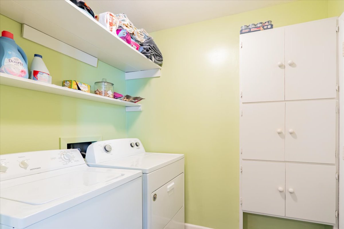 310 Rowe Drive Bloomington, IL 61701 - Photo 14 of 39 a utility room with dryer and washer