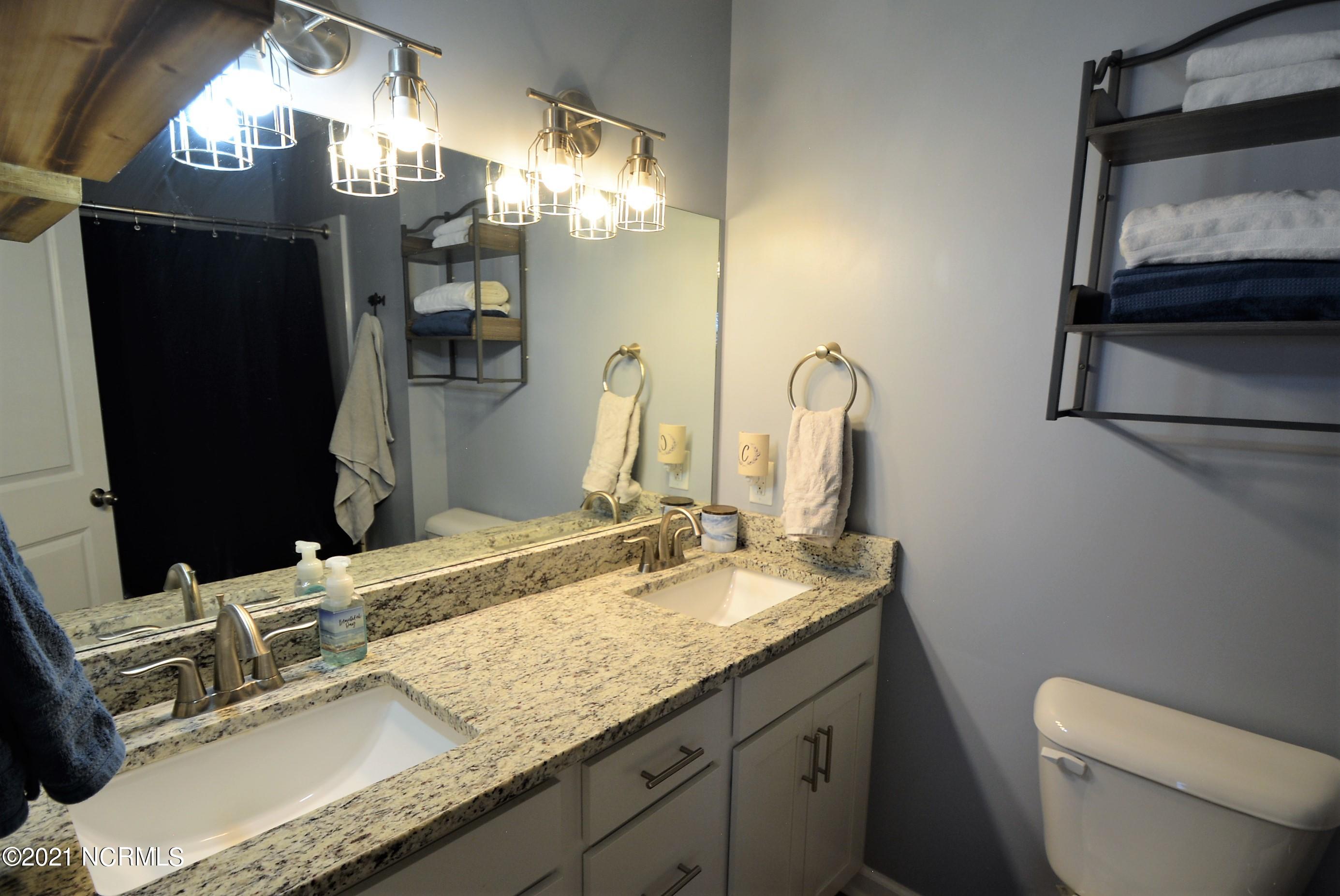234 Rutledge Avenue Beaufort, NC 28516 - Photo 20 of 28 Principal bath