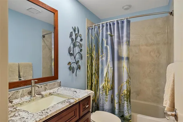 a view of yard with trees