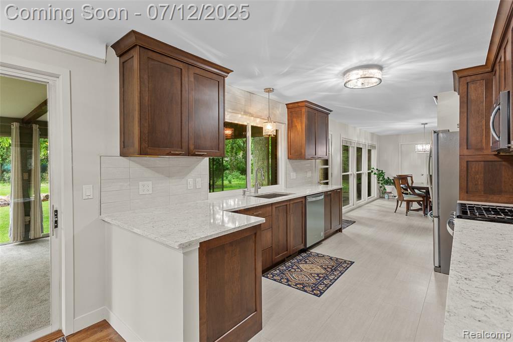 36357 Paddleford Road Farmington Hills, MI 48331 - Photo 2 of 35