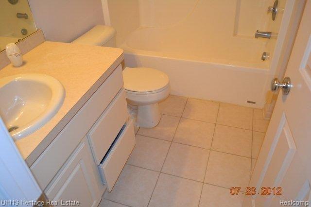 466 Hosta, Unit 75 Howell, MI 48843 - Photo 18 of 25 Bathroom