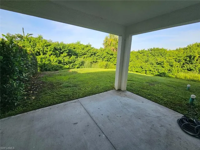 a view of a back yard