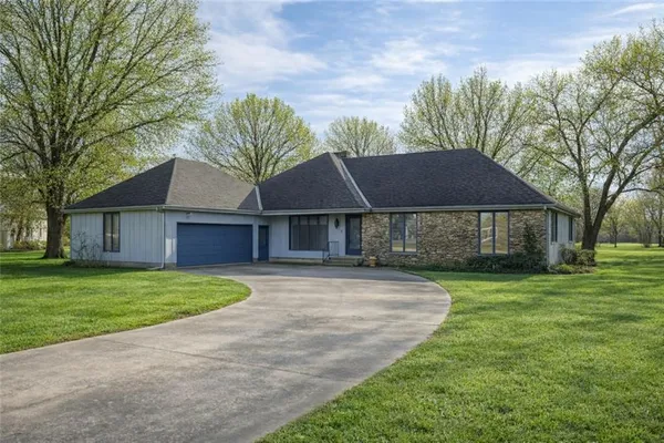 $199,500 | 603 Lakeside Court, Girard, KS 66743