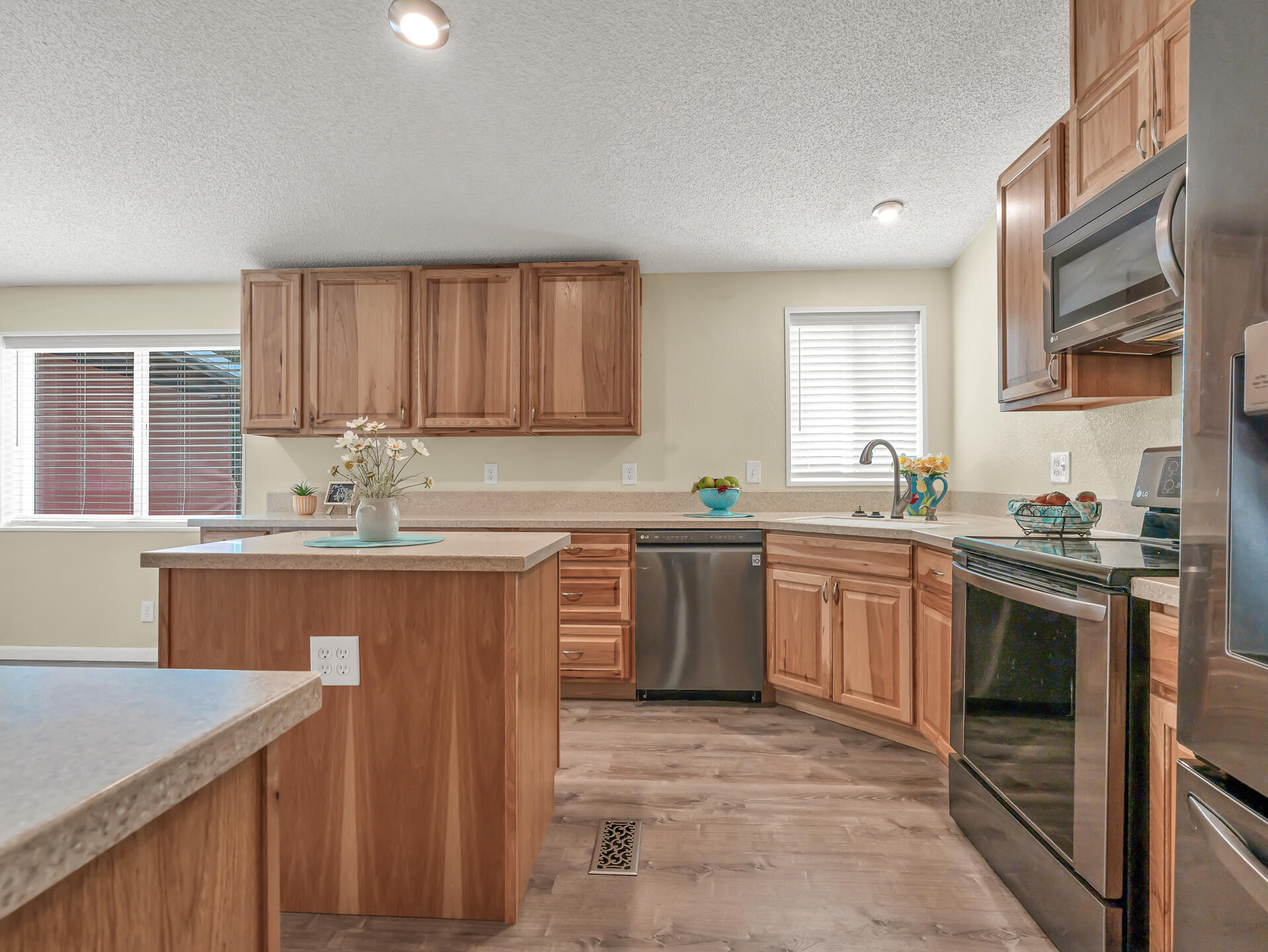 19394 Union School Road Redding, CA 96003 - Photo 6 of 40 Lots of Cabinet Space