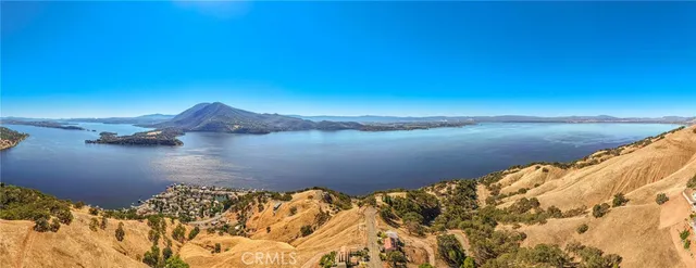 a view of a yard with a house