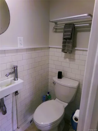 $2,000 | 406 Sepasco Center Street, Unit 1, Rhinebeck, NY 12572