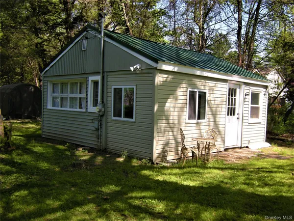 $2,000 | 406 Sepasco Center Street, Unit 1, Rhinebeck, NY 12572